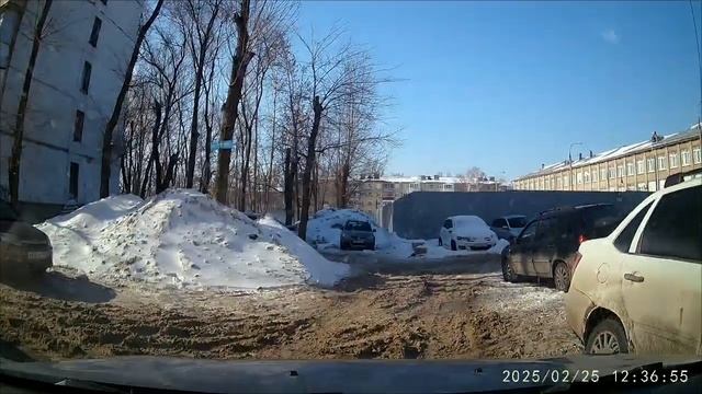 Чайники на дорогах. Ситуация во дворе