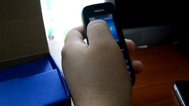 Unboxing Nokia 100