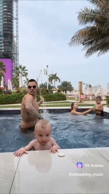 Танцы в бассейне