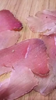 Конечный результат сыровяленной грудки индейки.