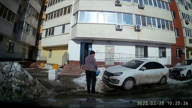 Мыть автомобиль во дворе многоквартирного дома нельзя.