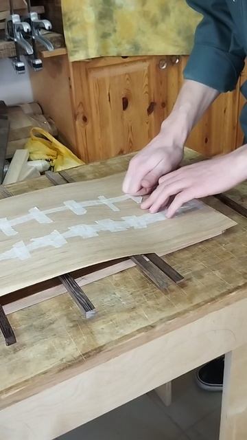 Потихонечку прикатываем шпон к основе. Фанеровка, процесс не быстрый.