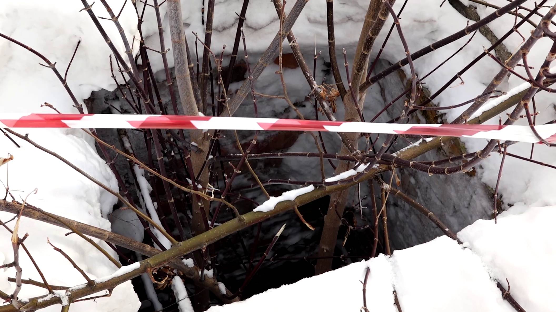 ДЕВОЧКА ПРОВАЛИЛАСЬ В ЗАБРОШЕННЫЙ ПОДВАЛ