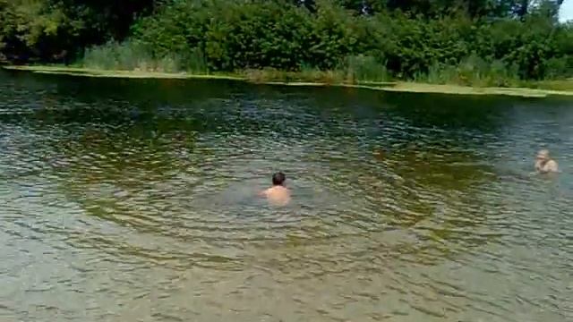 Пацан нашел в речке велосипед