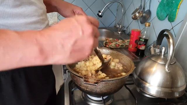 Добавляю специи и перемешиваю картошку с курицей