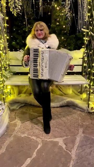 Одна снежинка — ещё не снег, ещё не снег...