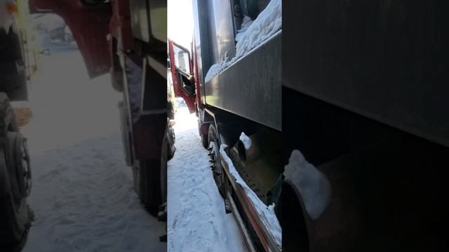Чтобы запустить и осмотреть один грузовик нужно запустить и подвинуть другой грузовик