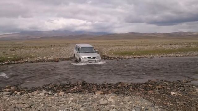 Брод через реку Юстыд в Чуйской степи на Pajero III