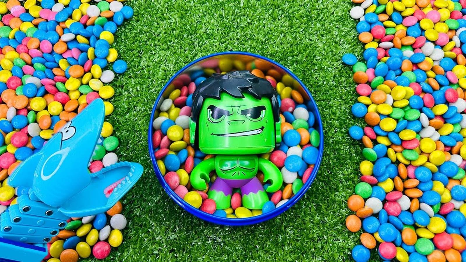 Контейнер M&M’s, полный блестящих бусин и сладостей!