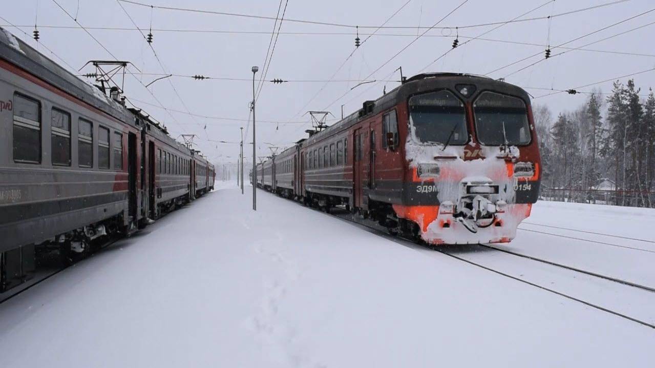 Скрещение электропоездов ЭД9М-0154 и ЭД9М-0039