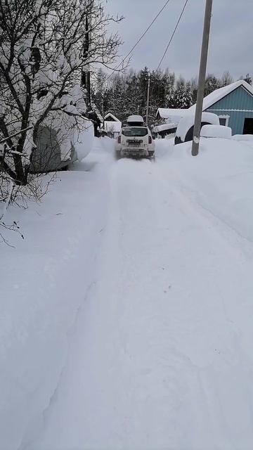 прорываемся на дачу по сугробам на полном приводе