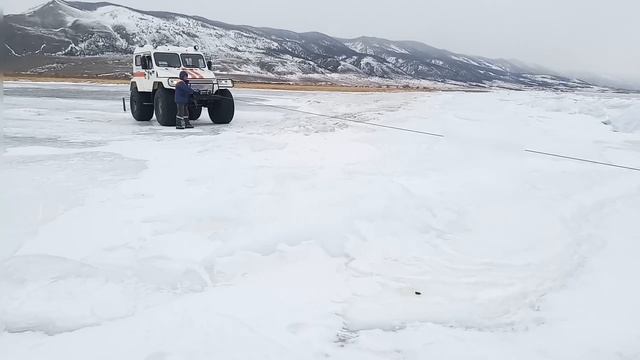 На Байкале под лед провалилась машина с тремя детьми