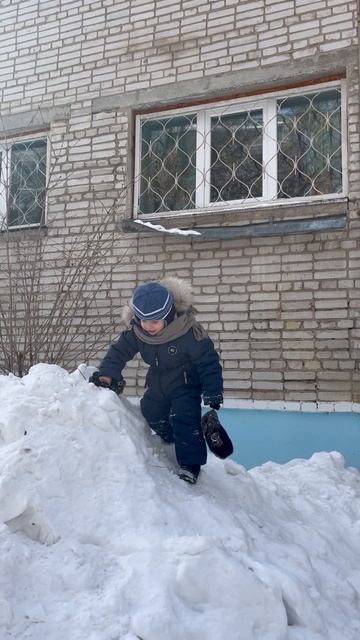 Володя на горе возле детского сада