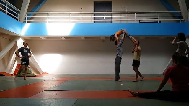 Acrobalance. Бросок в ласточки из стойки на руках
