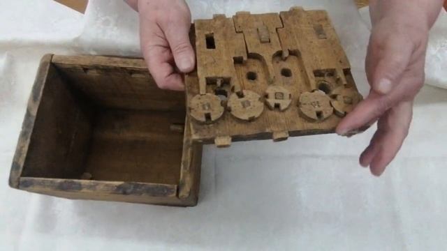 Видео-сюжет о деревянном сейфе с потайным замком