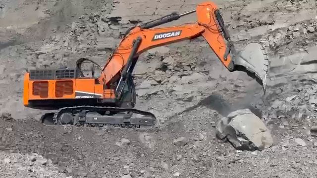 Тяжелый экскаватор Doosan DX1000 LC-7M работает