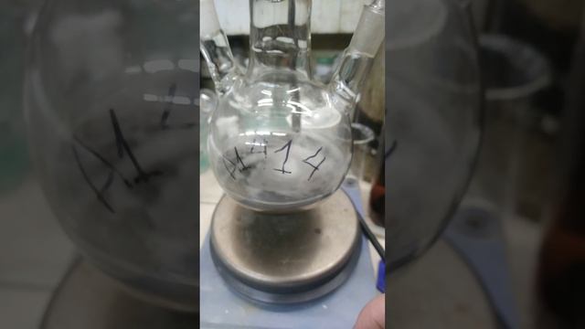 магний взаимодействует с дибромэтаном в эфире, выделяется этилен и образуется бромид магния