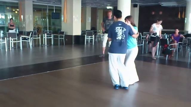 Simple cross body lead by Mauricio