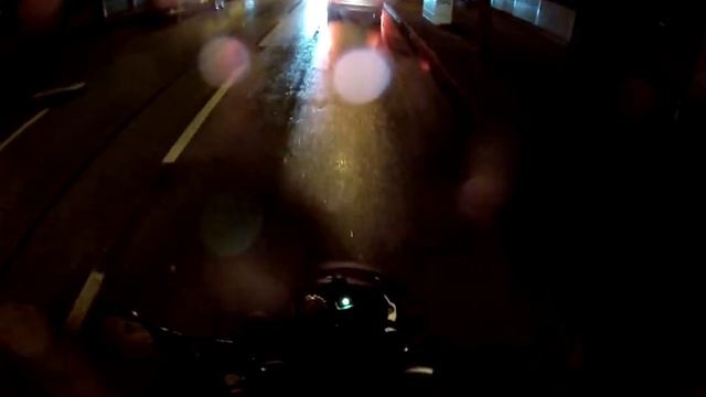 BMW F650CS Nachtfahrt bei Regen lange Version