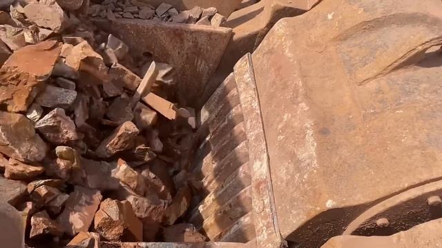 Строительство, дробление щебёнки