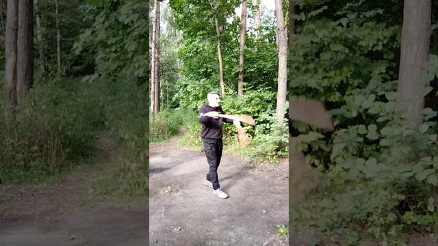 Упражнения с деревянными палками в лесу (4)