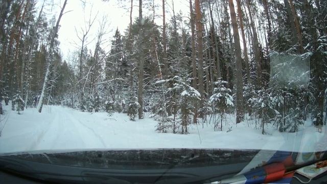 Толкаем туда-сюда и откапываем свой Дастер 2, застрявший в сугробе, соскользнув с дороги.