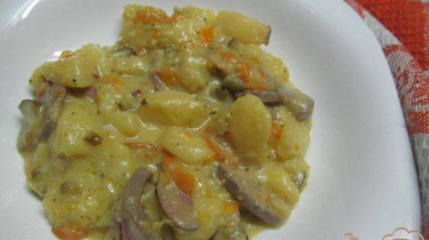 Тушеный картофель с почками в сметанном соусе