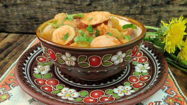 Картофель тушёный с сосисками