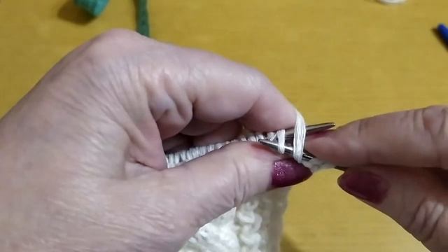 Детская шапка с большим помпоном . Мастер класс.