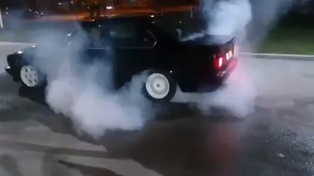 BMW e34 520i 24v BURNOUT