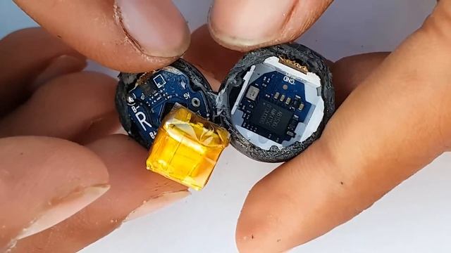 What Is Inside Tiny Wireless Earphones🤔?