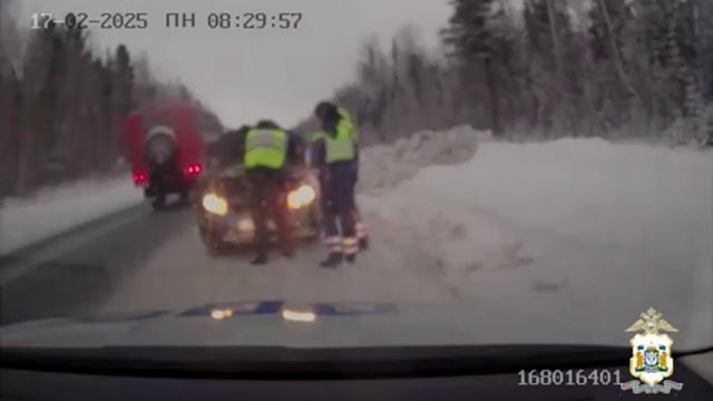 В Югре экипаж ДПС за одно дежурство помог выбраться из кювета двум водителям