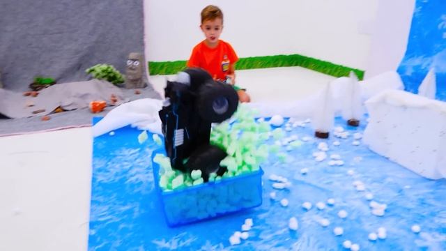 Влад и Никита - Влад и Никита спасают пещеру Бэтмена и играют с Бэтмобилем RC - История игрушек для