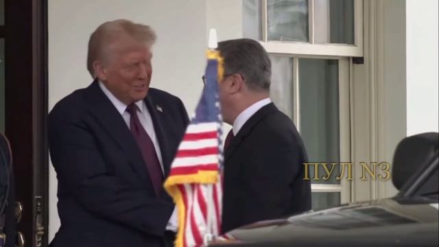 К вопросу об иерархии в западном кубле. Макрона во время визита в Белый Дом на входе встречали к...