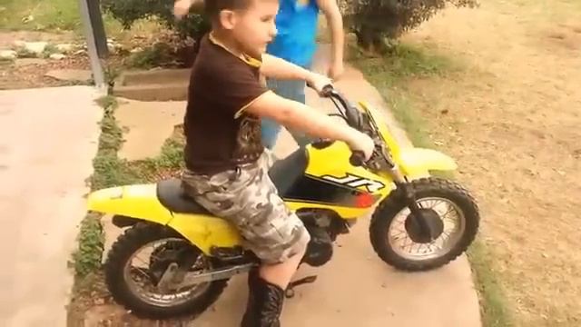 BAMBINO IN MINIMOTO