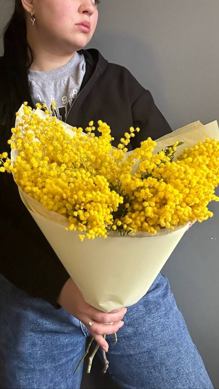 ✨ Букет «Фелисия» — нежная итальянская мимоза, сияющая золотистыми соцветиями. 🌿💛