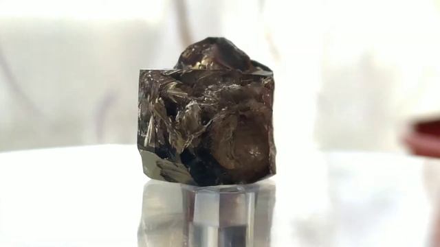 Дымчатый кварц. Бутон. Радужные блики. Сросток