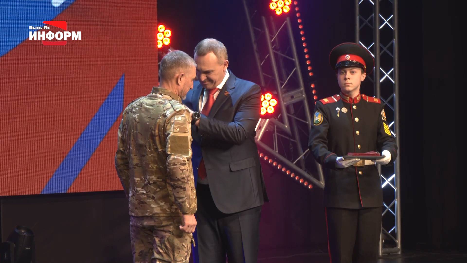 Руслан Куухарук вручил награды югорчанам - участникам СВО