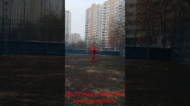 Упражнения с копьём на детской игровой площадке (13)