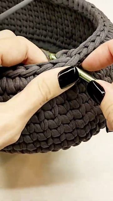 Бесшовное соединение рядов. Вяжем из трикотажной пряжи и шнура #shorts #crochet