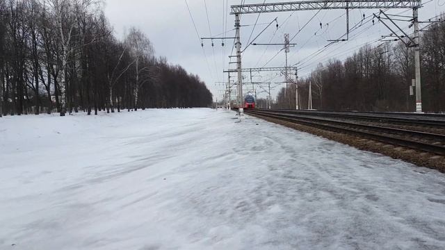 Аэроэкспрессовщина ЭШ2-024 (14:30 из Москвы), ЭШ2-001 (14:30 из Аэропорта) и ЭД4М-0429 на Узуново