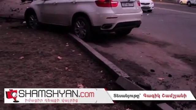 BMW X6-ի 20-ամյա վարորդը բախվել է տաքսուն ու էլեկտրասյանը