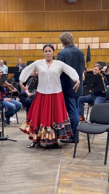 #rehearsal #carmen #conductor #bizet #mezzosoprano #operasinger #classicalmusic #weisleib