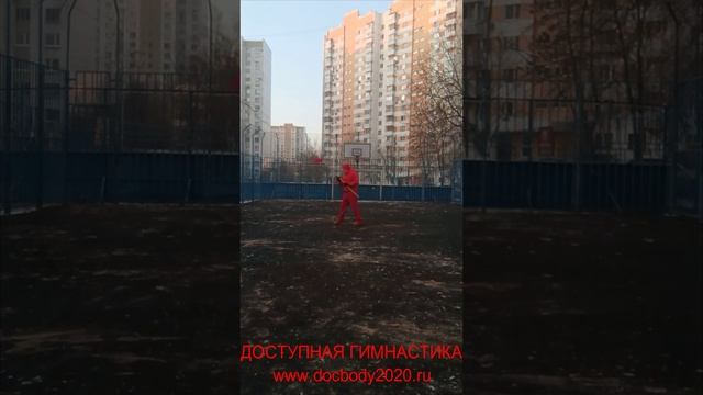 Упражнения с копьём на детской игровой площадке (7)