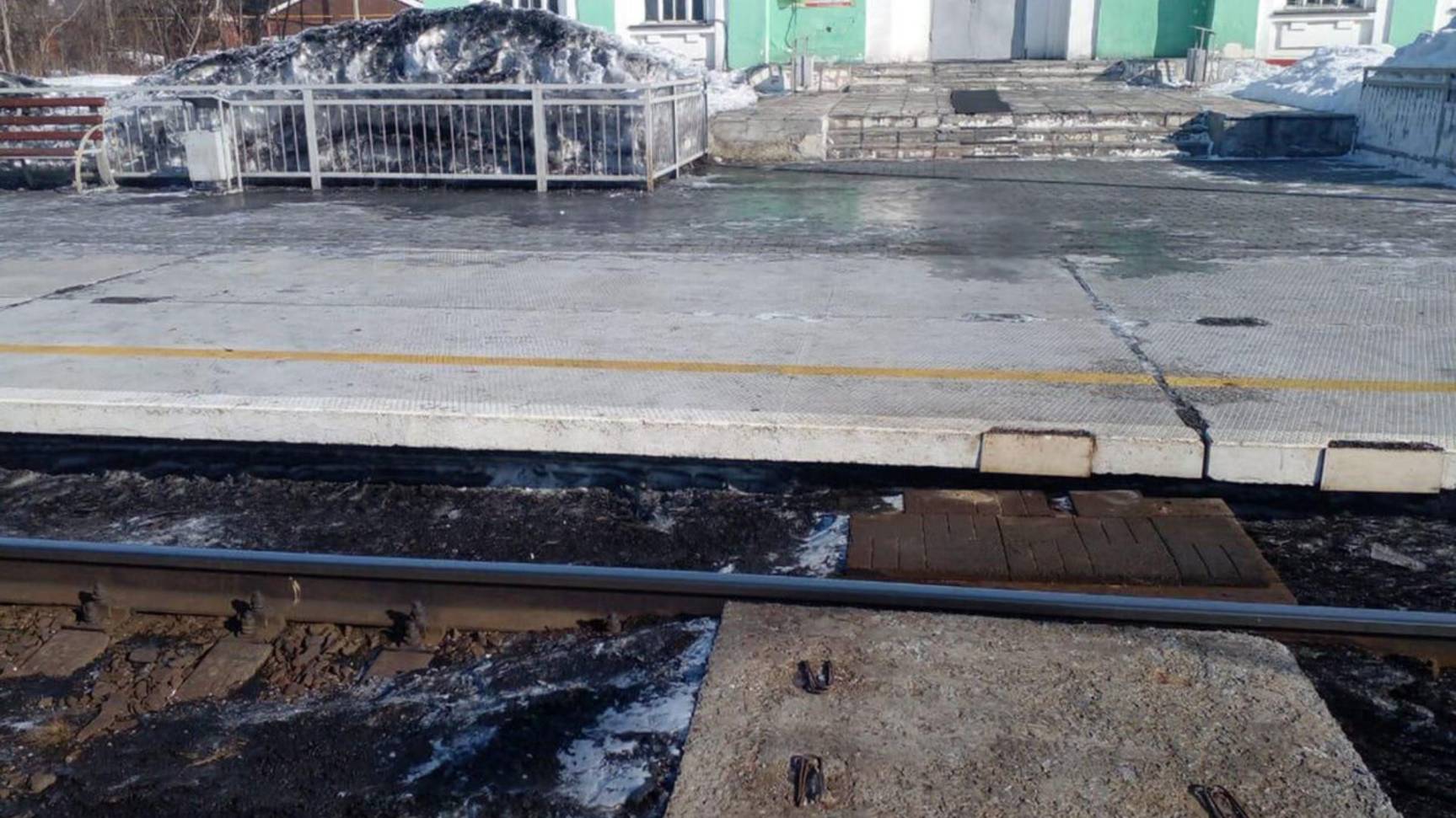 В Новосибирской области мужчина попал под поезд и выжил