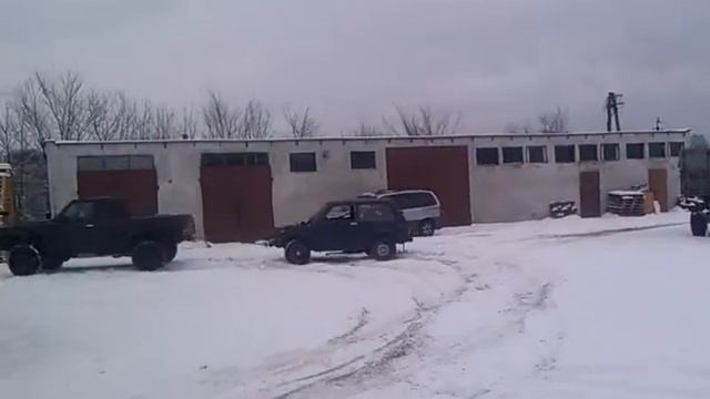 lada niva snow drifting