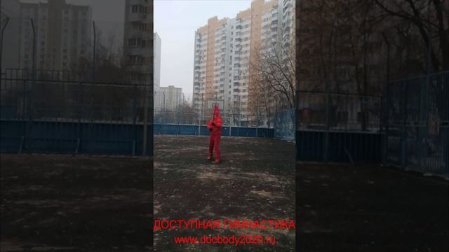 Упражнения с копьём на детской игровой площадке (16)