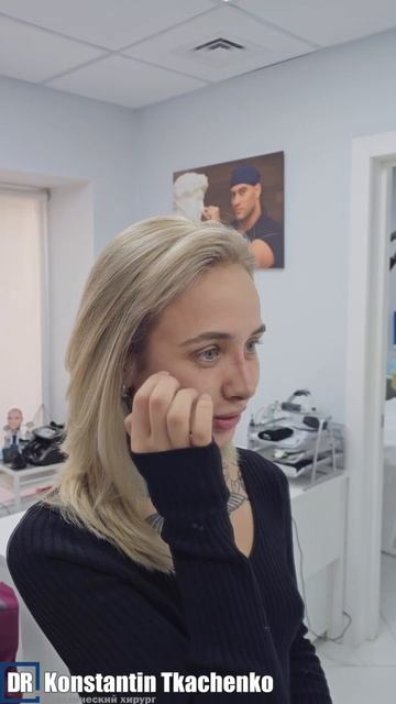 Девушка впервые видит свой новый носик.