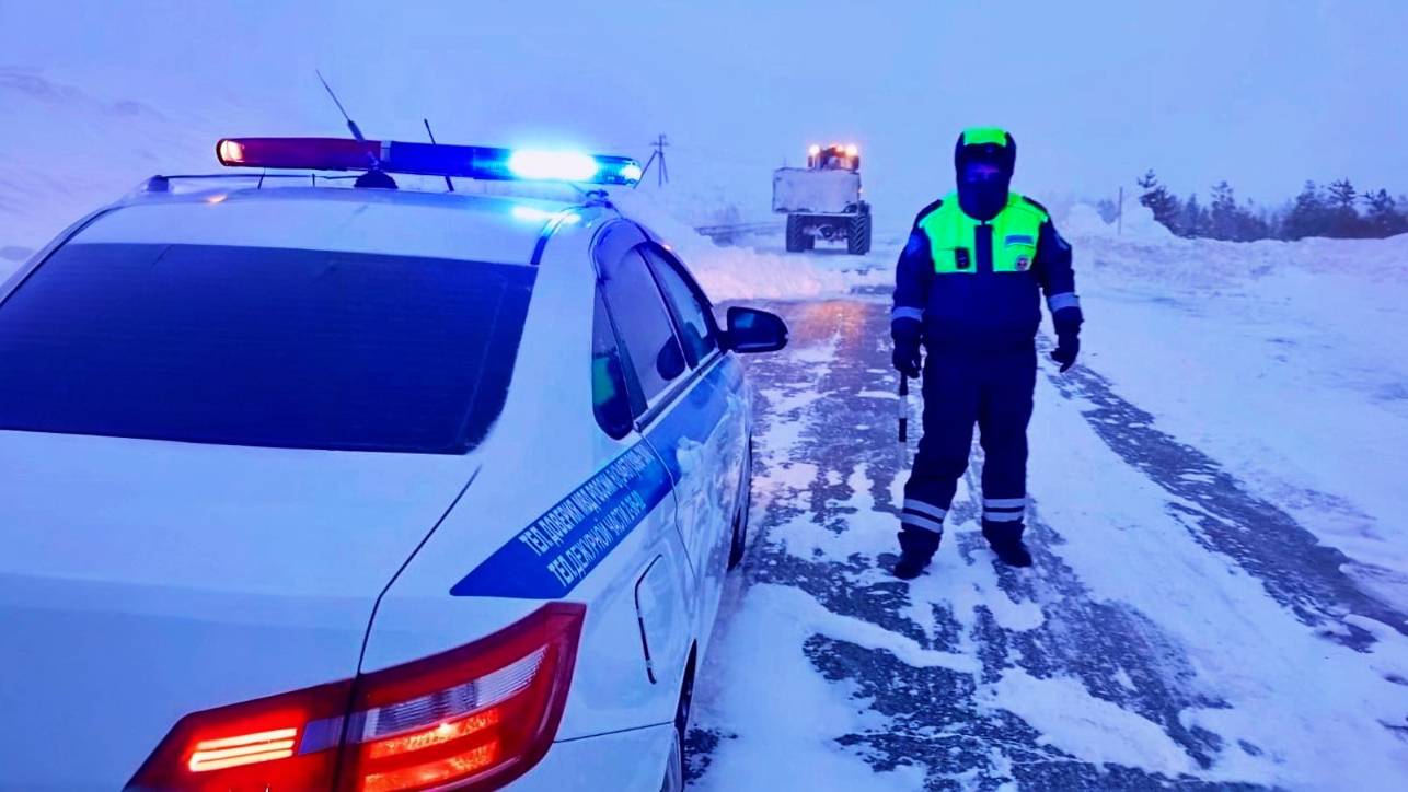 В Югре экипаж ДПС помог водителям, застрявшим в кювете