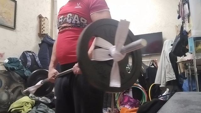 Рывок штанги одной рукой 37,5 килограмм в 53 года. В следующий раз попробую сделать больше.